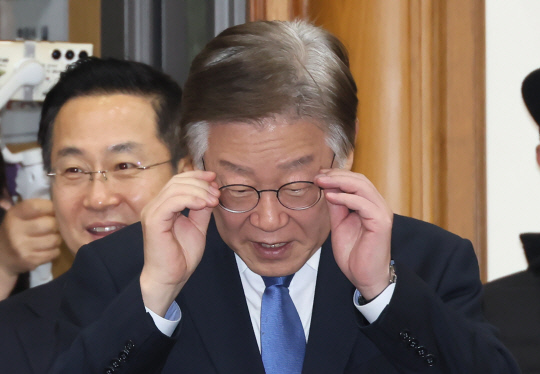 이재명 더불어민주당 대표가 1일 국회 의원회관에서 열린 '민주경제토크 - 위기 속 한국경제의 미래를 말하다'에 참석하며 안경을 고쳐쓰고 있다. <연합뉴스>